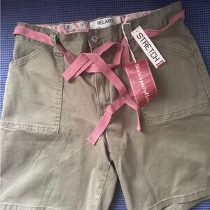 Levi's Olive Green Relaxed Shorts with Pink Tie Belt size 12 stretch